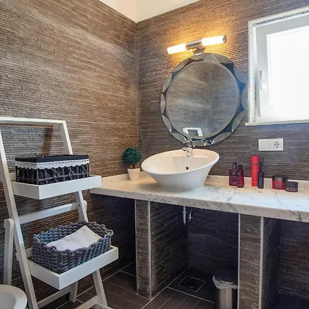 Holiday home Amazing In With Wifi Linardici